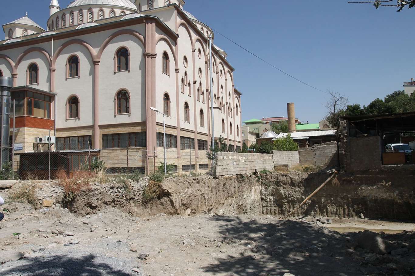 Tarihi Yukarı Nurşin Camii, beton yığınları arasında kaybolmak üzere Tarihi Yukarı Nurşin Camii, beton yığınları arasında kaybolmak üzere
